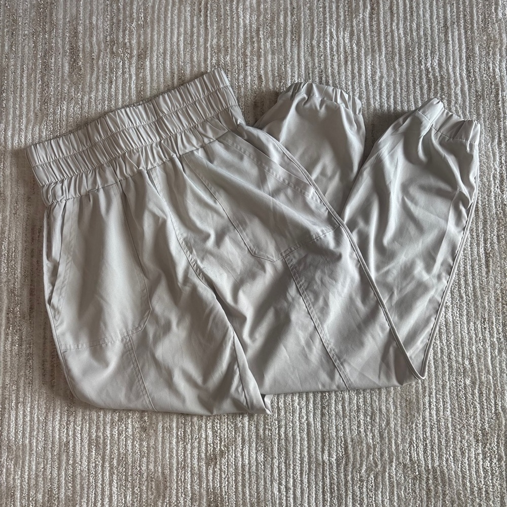 New In Joggers Light Gray/Cream Size Medium Neutral Activewear Loungewear Sporty
